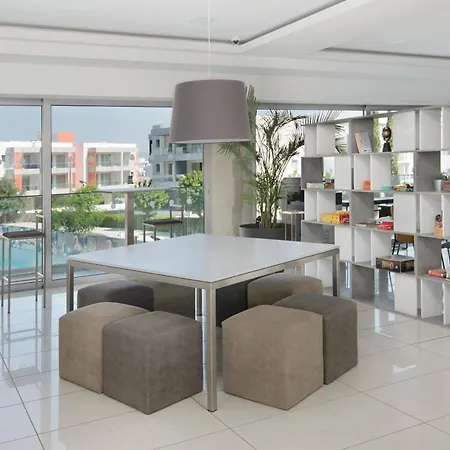 Aparthotel Uc Hall 3*