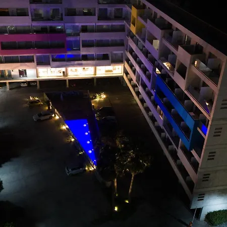 Aparthotel Uc Hall 3*