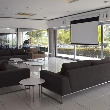 Aparthotel Uc Hall *