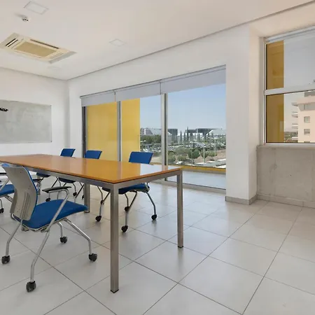 מלון דירות Uc Hall