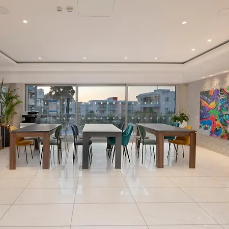 מלון דירות Uc Hall 3*