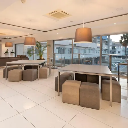 מלון דירות Uc Hall 3*