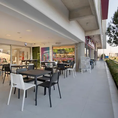 מלון דירות Uc Hall 3*