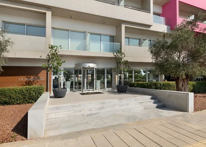 Uc Hall アパートホテル 3*