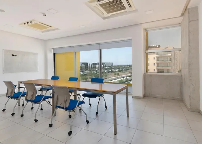 Uc Hall アパートホテル 3*