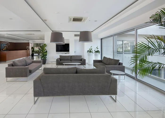 Uc Hall Ξενοδοχείο με διαμερίσματα Aglantzia