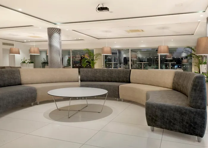 Uc Hall アパートホテル 3*