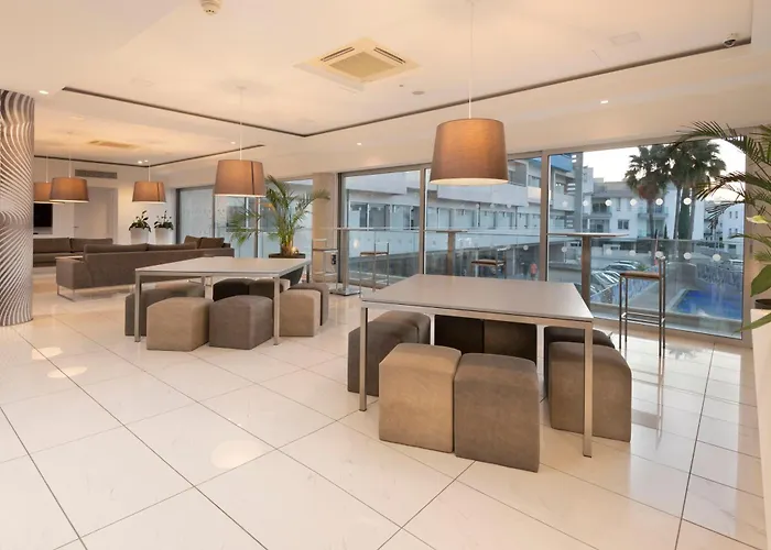 Ξενοδοχείο με διαμερίσματα Uc Hall 3*