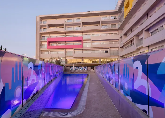 Uc Hall アパートホテル 3*