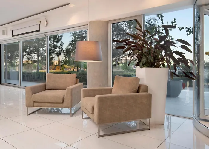 Uc Hall 3* ニコシア