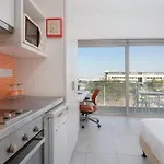Uc Hall Apartahotel