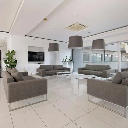 Apartahotel Uc Hall Aglantzia